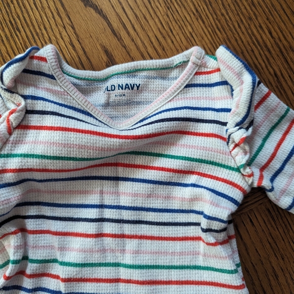 ✨3/$15 Old Navy 6-12M striped two piece bodysuit set - Picture 4 of 4